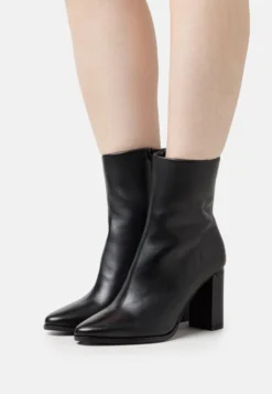 Calvin Klein Enkellaarsjes Met Hoge Hak - Black