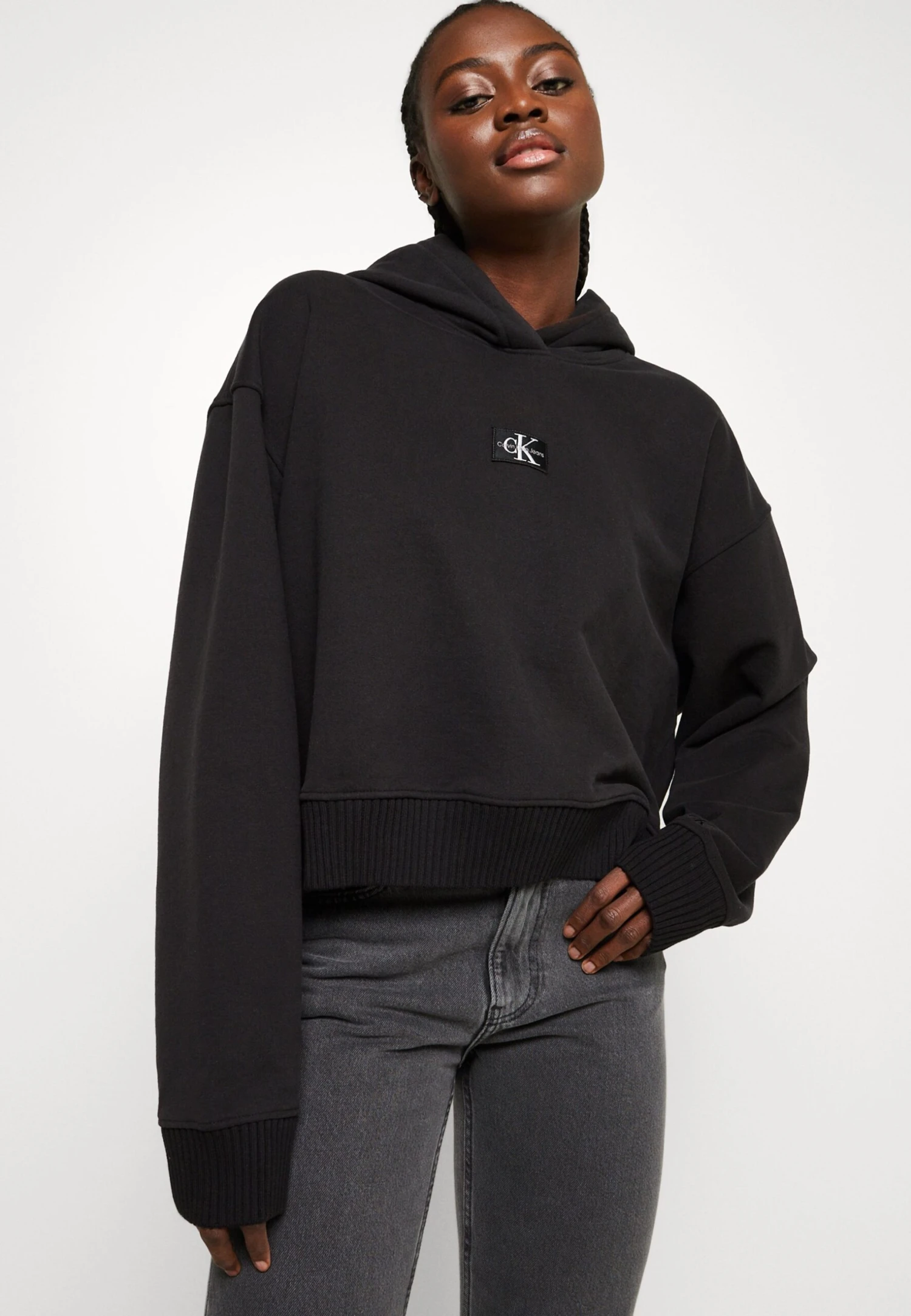 Calvin Klein Jeans Badge Wide Sleeves CropHoodie - Sweater - Ck Black - Afbeelding 4