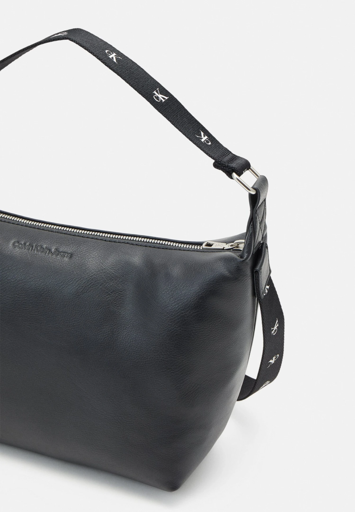 Calvin Klein Jeans Ultralight Shoulder 28 - Handtas - Black - Afbeelding 4