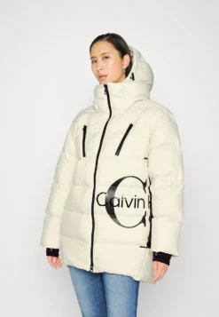 Calvin Klein Jeans Side Monologo Cocoon Puffer - Donsjas - Eggshell