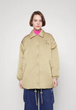 Calvin Klein Jeans Oversized Padded Coach Jacket - Halflange Jas - Travertine