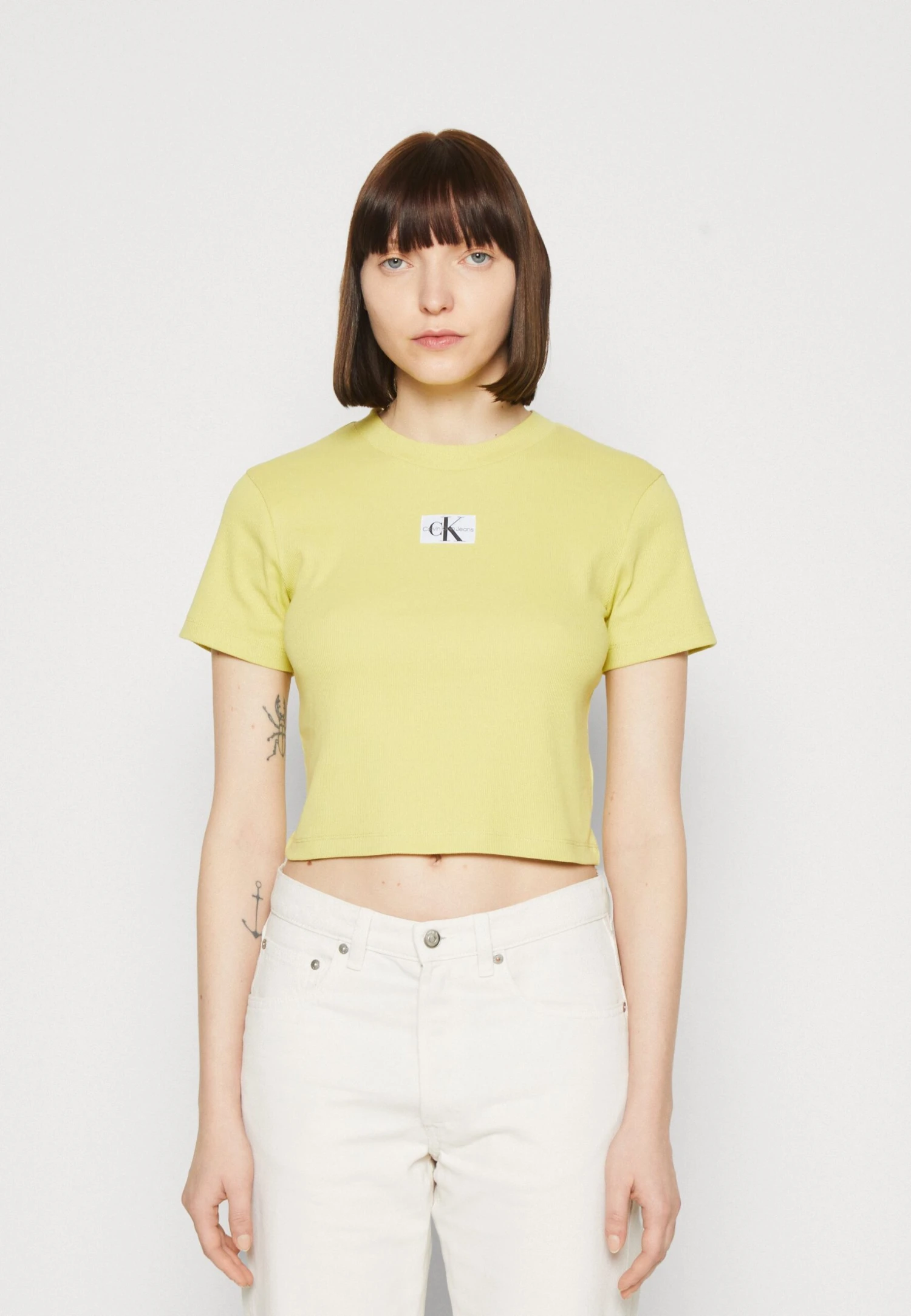 Calvin Klein Jeans Badge Short Sleeve Tee - T-Shirt Basic - Yellow Sand
