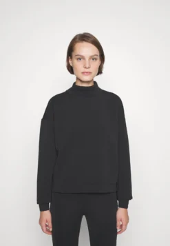 Calvin Klein Minimal Logo- Sweater - Black