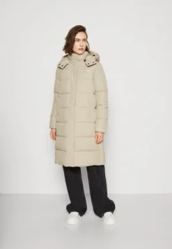 Calvin Klein Jeans Monologo Long Puffer - Winterjas - Plaza Taupe