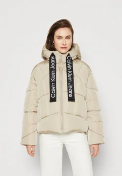 Calvin Klein Jeans Logo Drawstring Short Puffer - Winterjas - Plaza Taupe