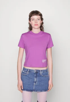Calvin Klein Jeans Address Logo Baby Tee - T-Shirt Print - Iris Orchid