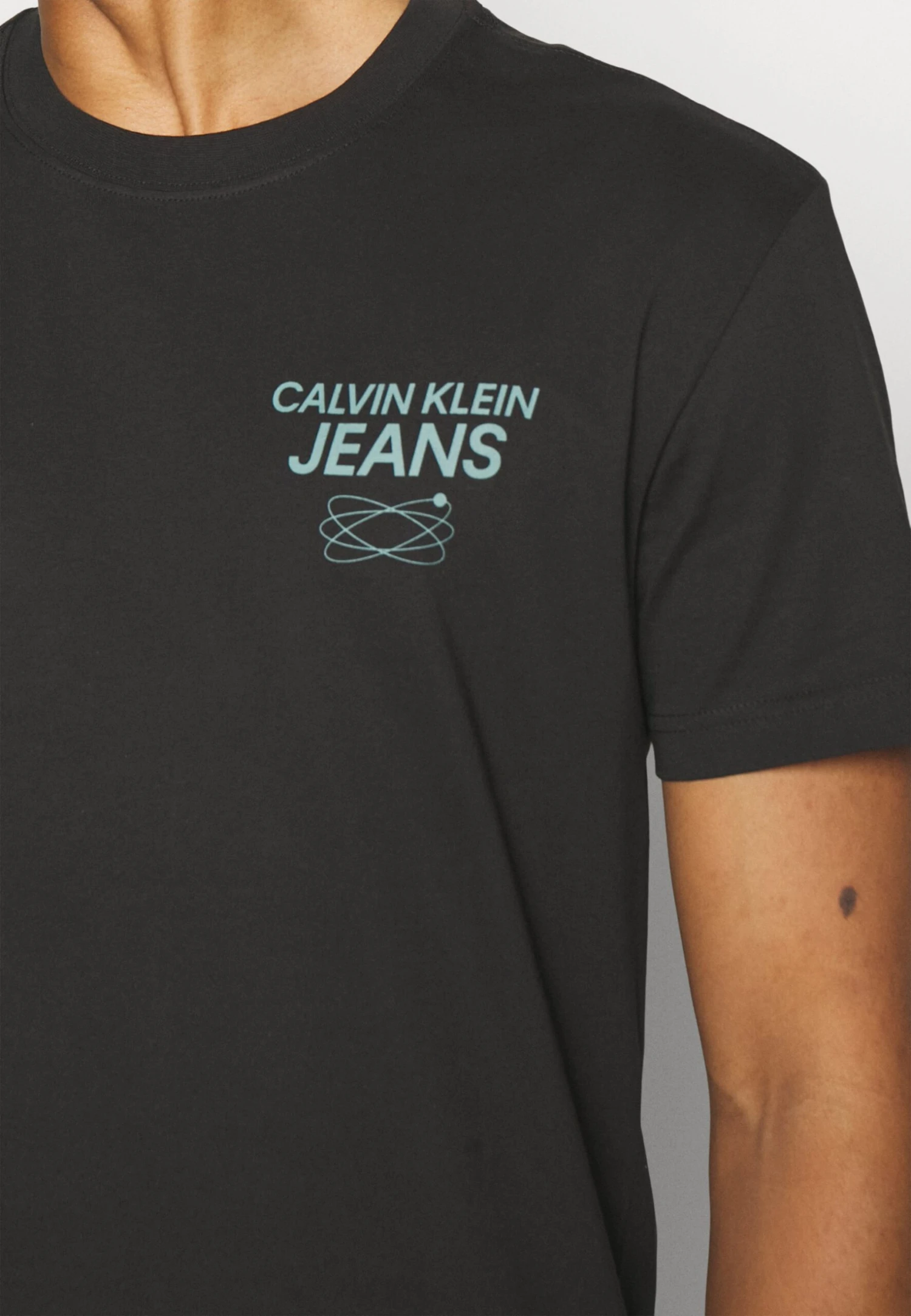 Calvin Klein Jeans Future Galaxy Back Graphic Tee Unisex - T-Shirt Print - Black - Afbeelding 5