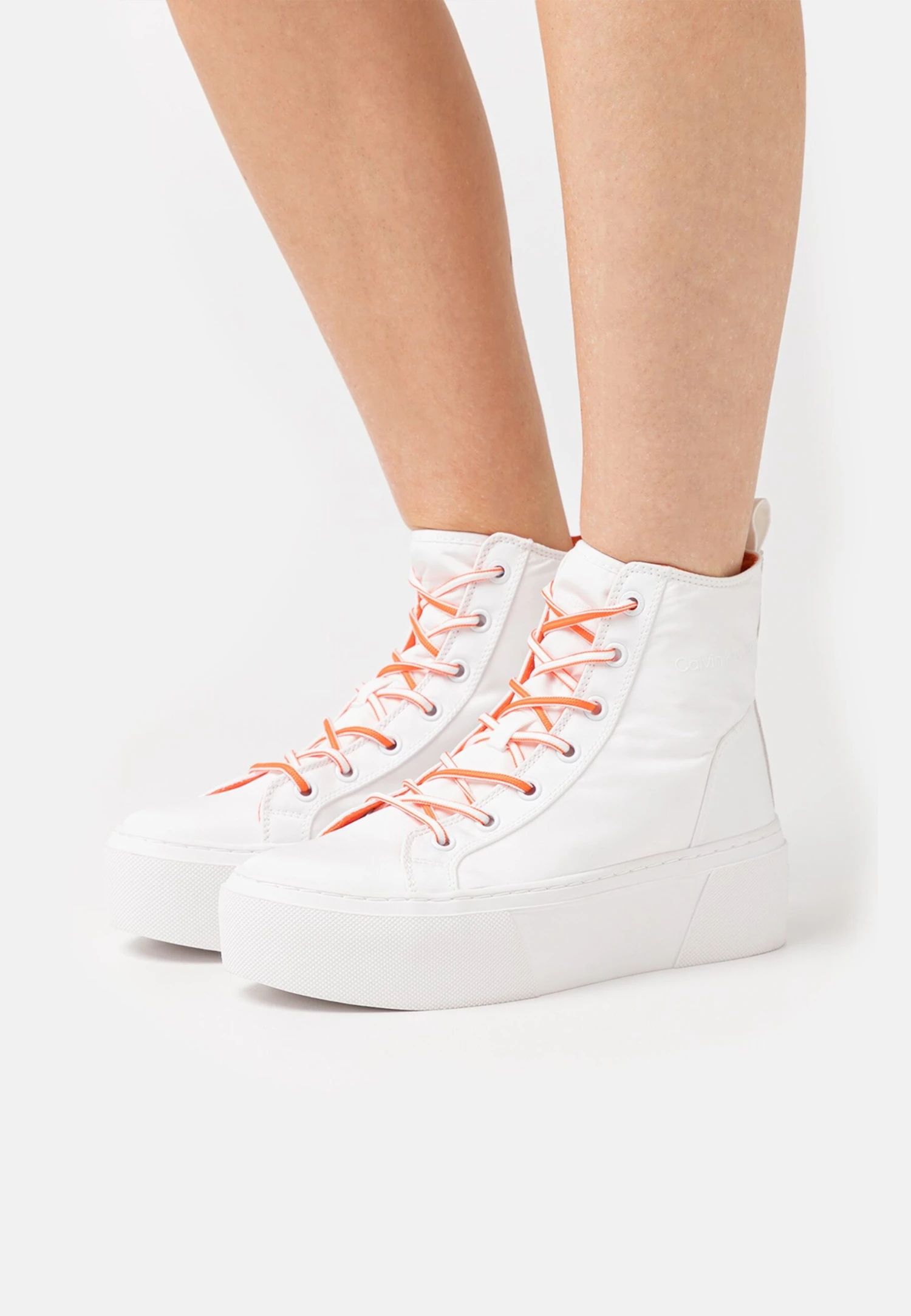 Calvin Klein Jeans Flatform Cupsole Mid Softny - Sneakers Hoog - White/Firecracker