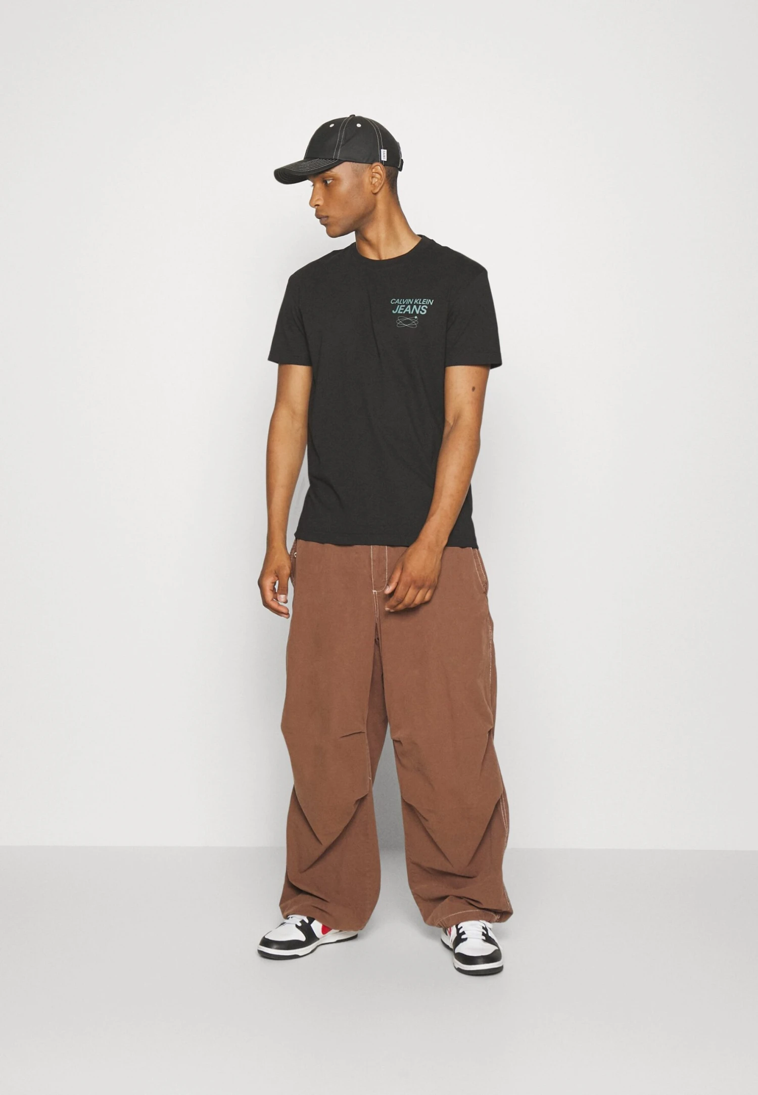 Calvin Klein Jeans Future Galaxy Back Graphic Tee Unisex - T-Shirt Print - Black - Afbeelding 2