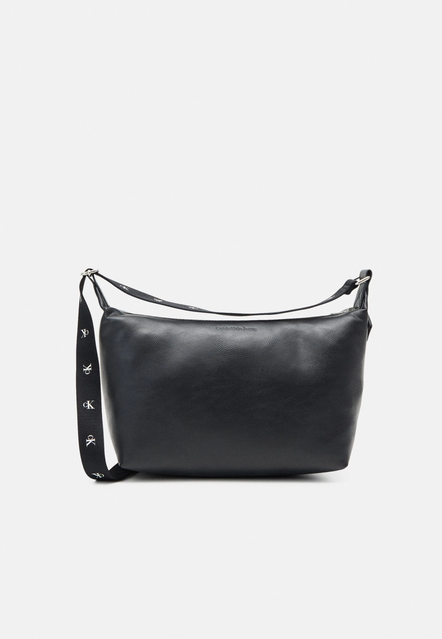 Calvin Klein Jeans Ultralight Shoulder 28 - Handtas - Black