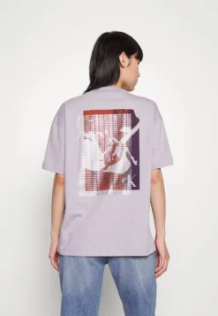 Calvin Klein Jeans Back Photoprint Tee - T-Shirt Print - Lavender Aura