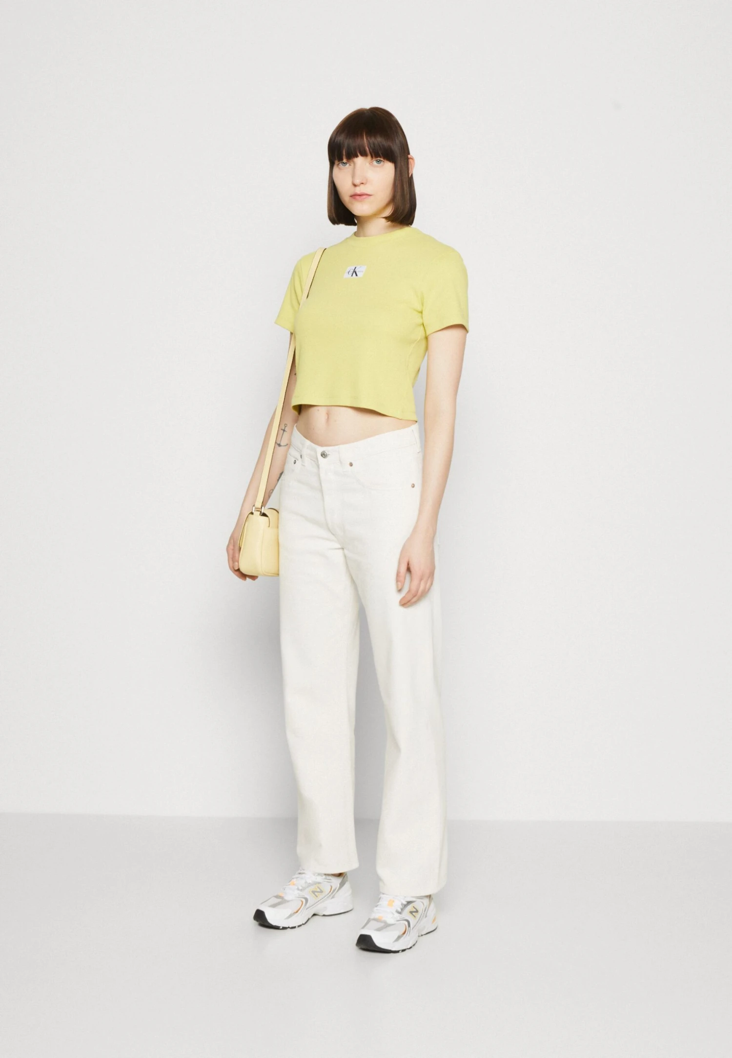 Calvin Klein Jeans Badge Short Sleeve Tee - T-Shirt Basic - Yellow Sand - Afbeelding 2