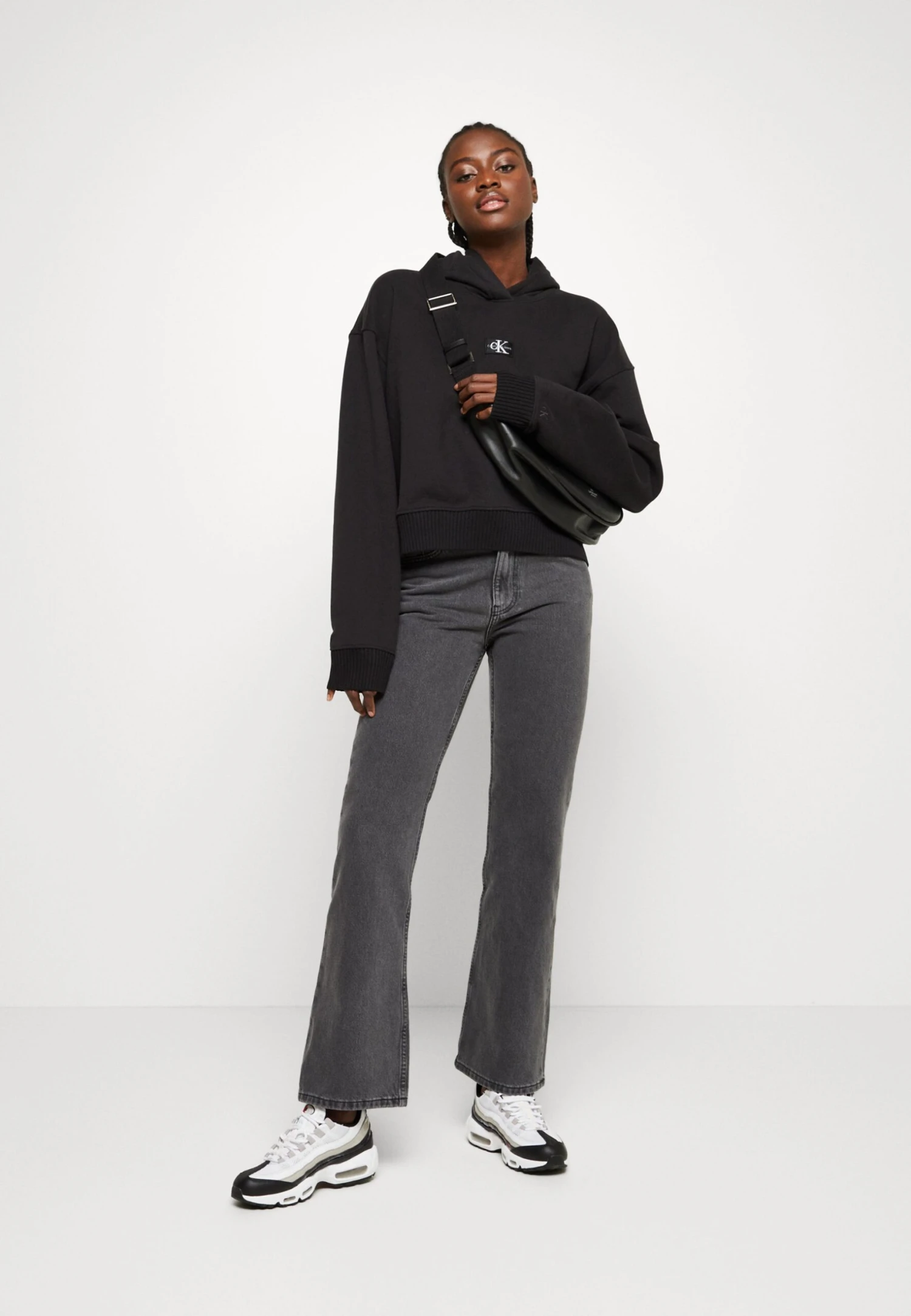 Calvin Klein Jeans Badge Wide Sleeves CropHoodie - Sweater - Ck Black - Afbeelding 2