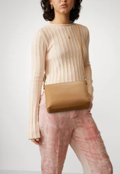 Calvin Klein Ck Must X Md - Schoudertas - Brown Sugar