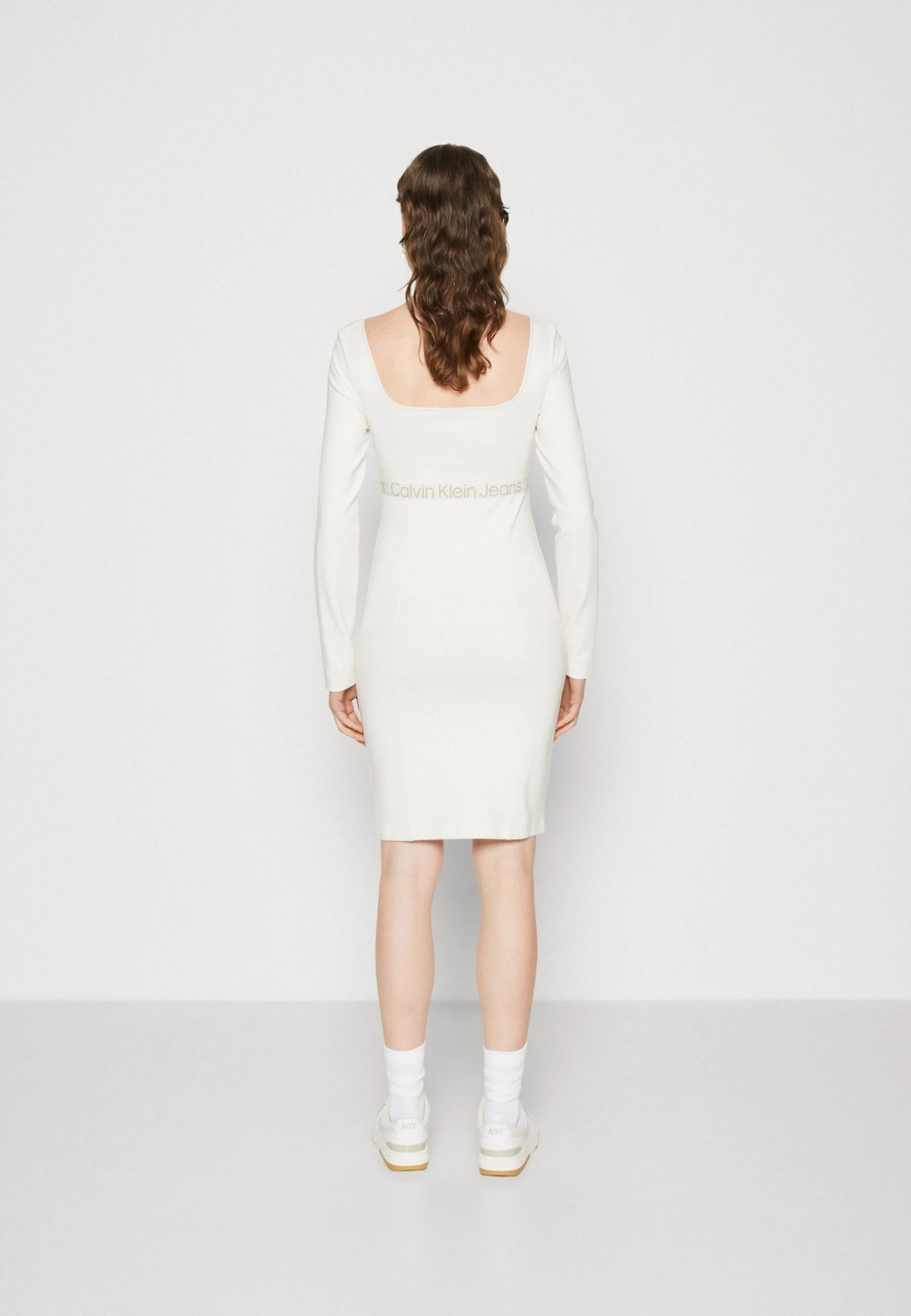 Calvin Klein Jeans Logo Elastic Milano Dress - Etui-Jurk - Ivory / Plaza Taupe - Afbeelding 3