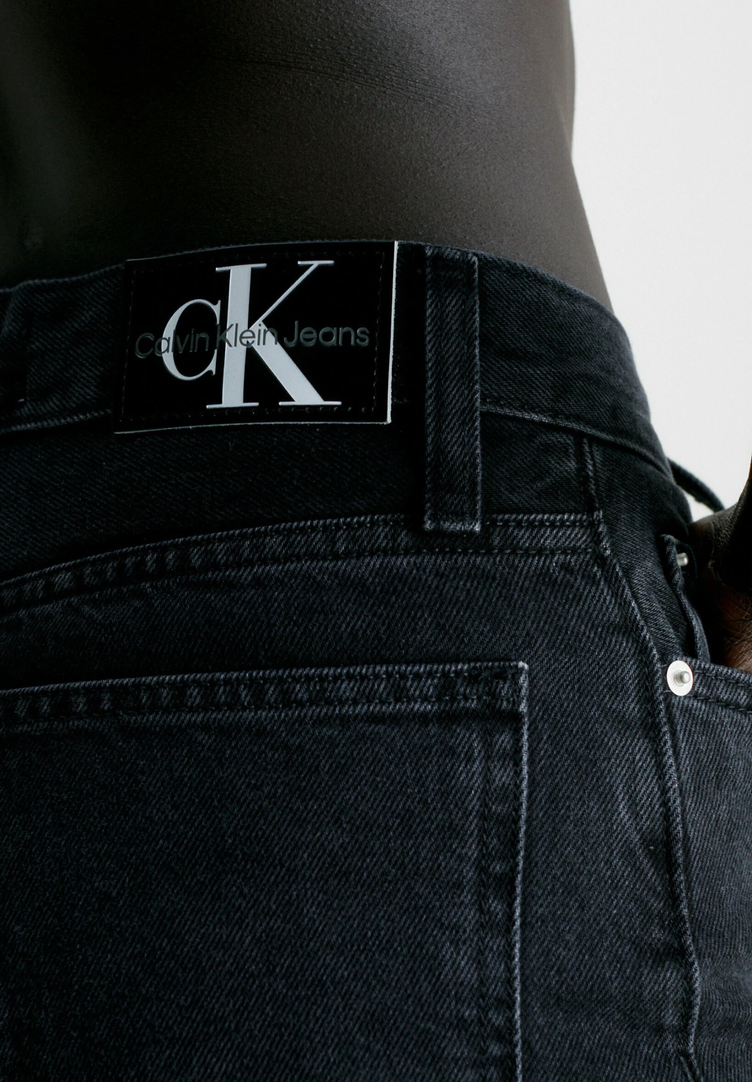 Calvin Klein Jeans Mom - Relaxed Fit Jeans - Denim Black - Afbeelding 4