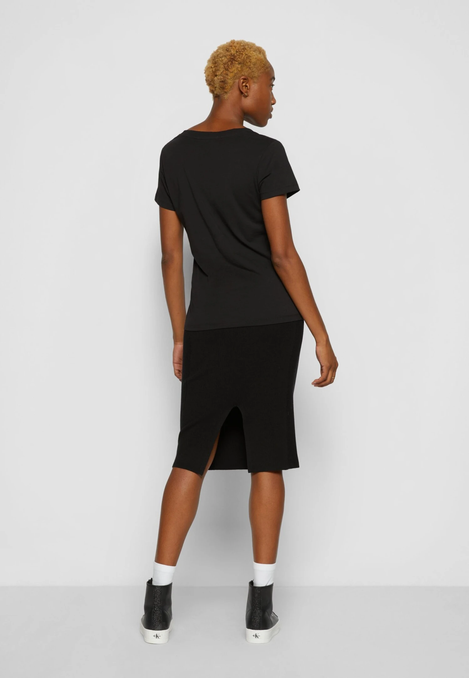 Calvin Klein Jeans Embroidery V Neck - T-Shirt Basic - Black - Afbeelding 4